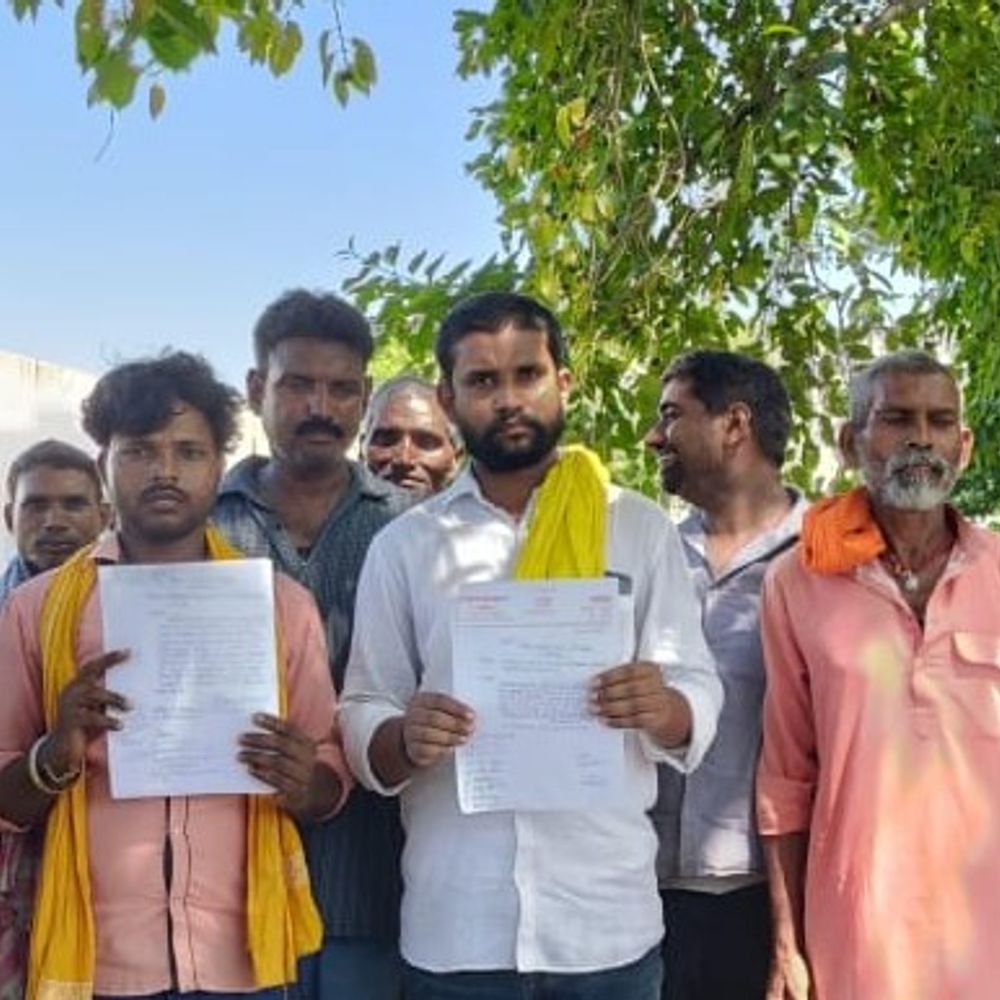 CO-राजस्व कर्मी पर दफ्तर से गायब रहने का आरोप:भागलपुर में ग्रामीण बोले- ब्लॉक में नहीं होता काम, सप्ताह भर लगाना पड़ता चक्कर