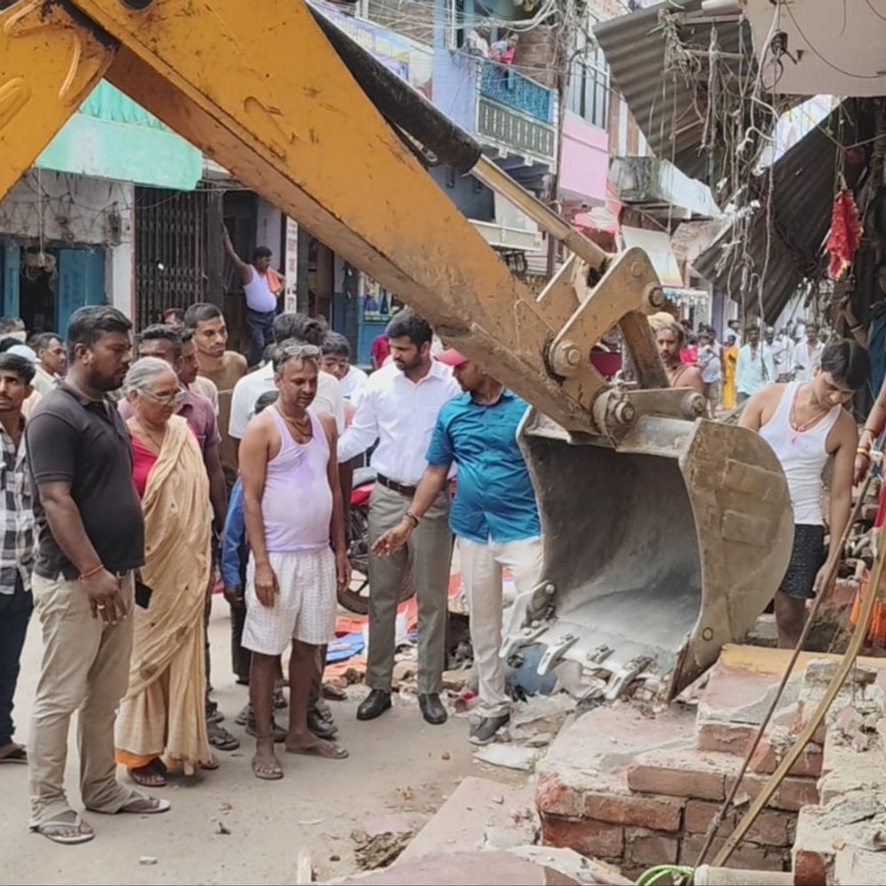 अतिक्रमणकारियों पर चला प्रशासन का बुलडोजर:नालंदा में आने वाले त्योहार को लेकर अभियान, अचानक कार्रवाई से व्यापारियों में गुस्सा