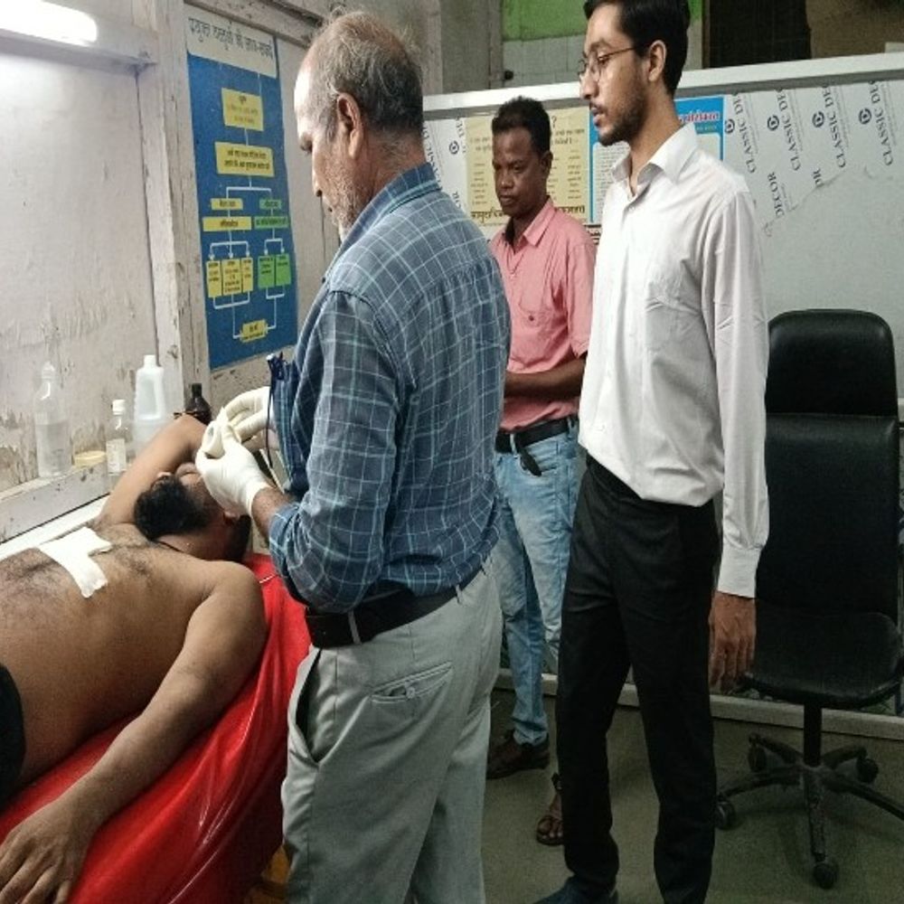 जांजगीर चांपा में शराब पीने के दौरान विवाद:  2 बदमाश ने युवक पर चाकू से हमला, घायल अवस्था में हायर सेंटर रेफर – janjgir champa News