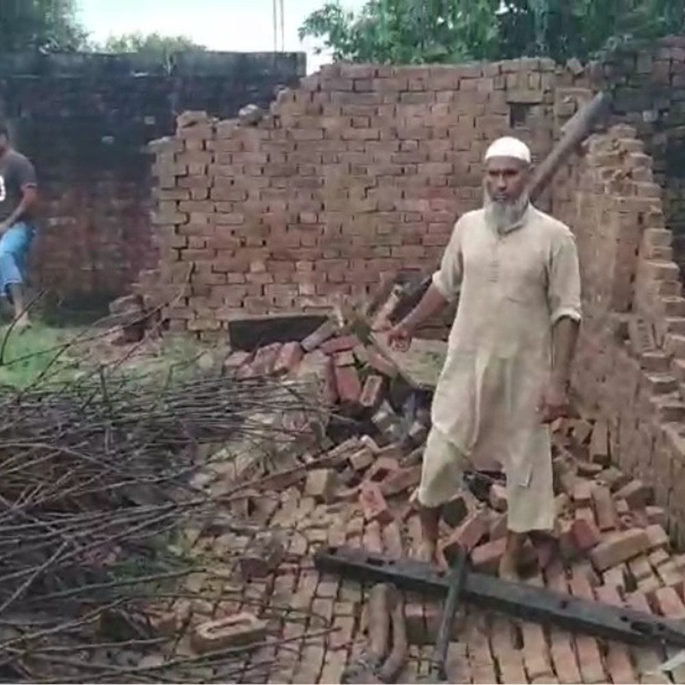 संभल में बारिश से मकान गिरा:पिता-पुत्र मामूली रूप से घायल, पशु और घरेलू सामान मलबे में दबा