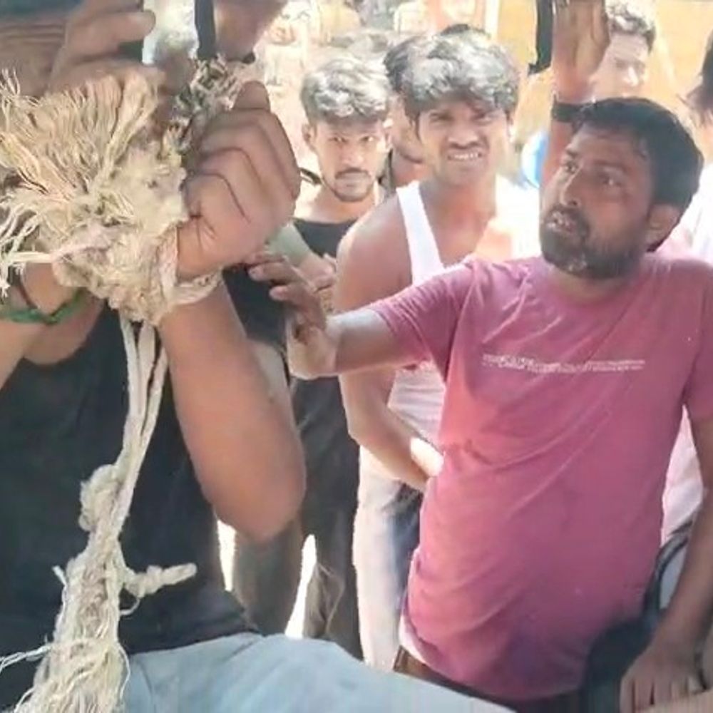 कटिहार में भीड़ ने युवक को बांधकर पीटा:ई-रिक्शा चोरी के आरोप में पकड़ा, आरोपी ने खुद को बताया निर्दोष