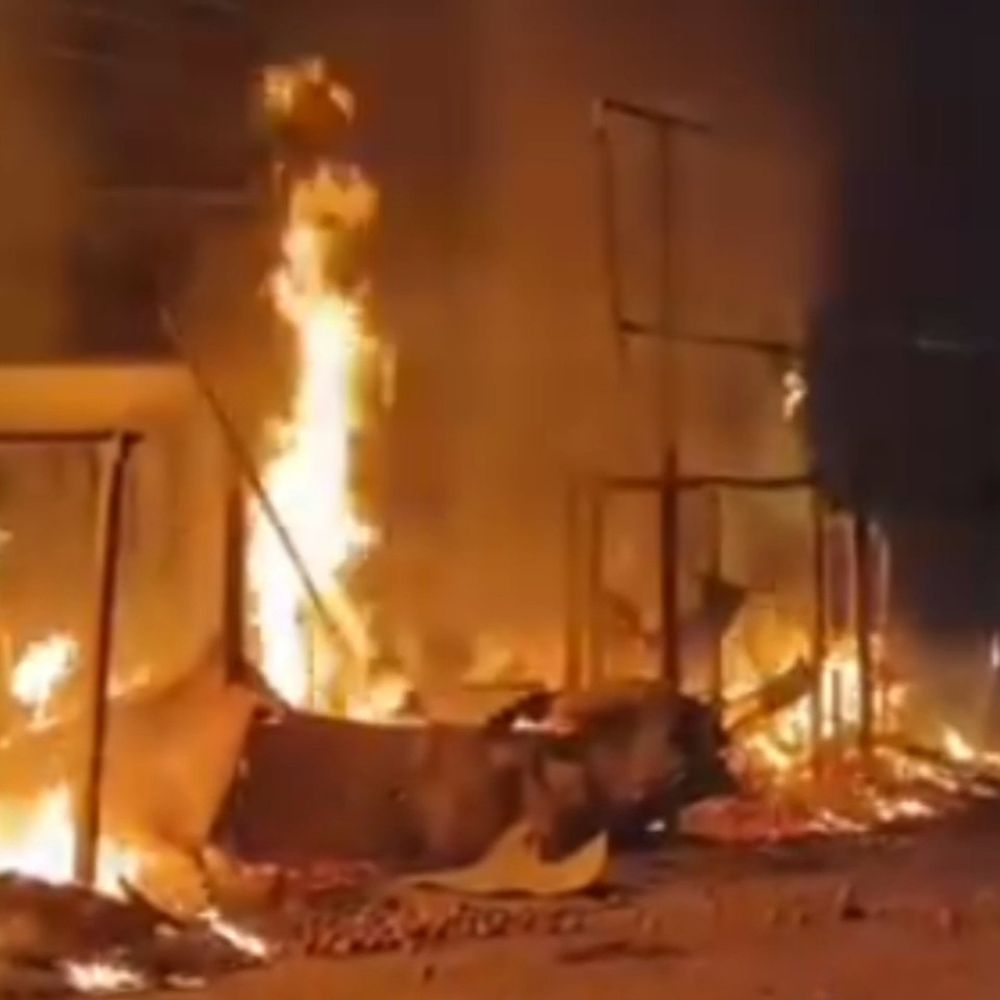 हरलाखी में बिजली शॉर्ट सर्किट से लगी आग:  उमगांव बाजार में 8 फल की दुकानें जलकर राख, दुकानदारों ने मांगा मुआवजा – Madhubani News