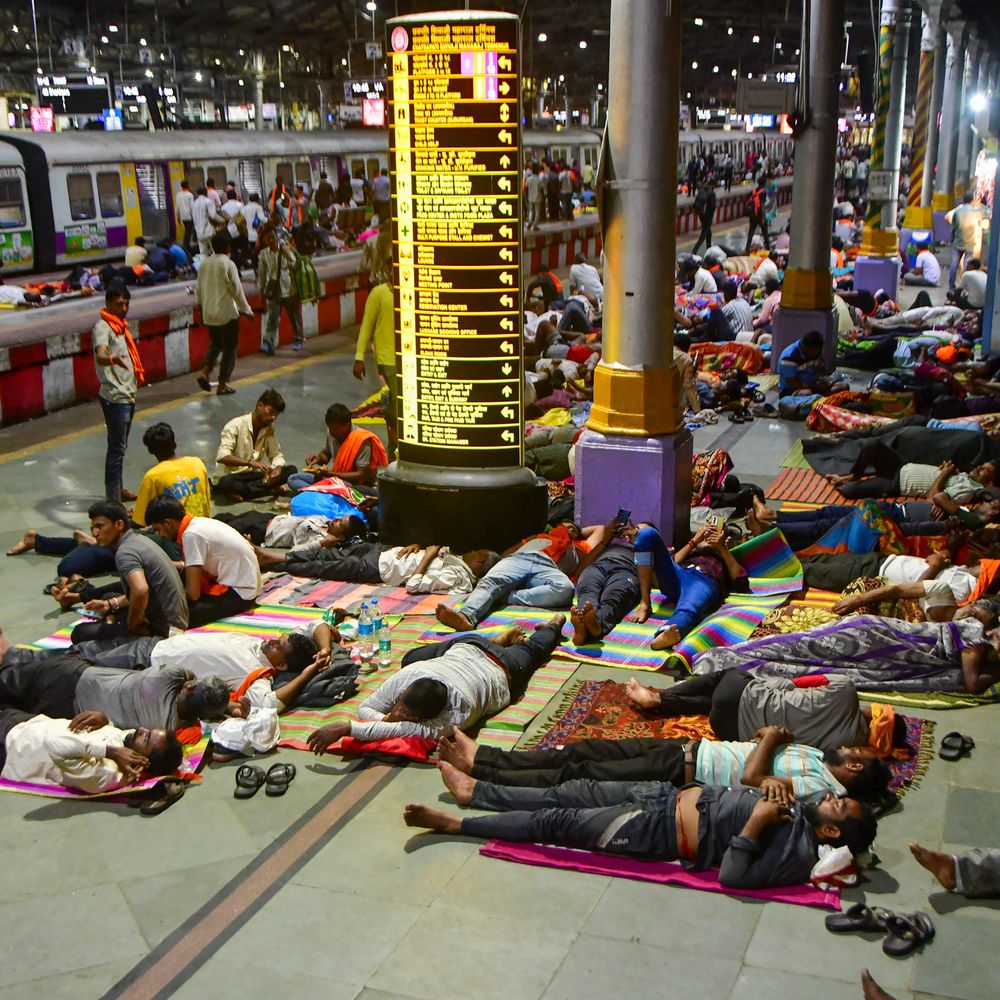 मराठा आरक्षण आंदोलन- समर्थक सड़कों पर कबड्‌डी खेल रहे:ट्रैफिक जाम, जज पैदल हाईकोर्ट पहुंचे; प्रशासन को निर्देश- दोपहर तक रास्ते खाली कराएं