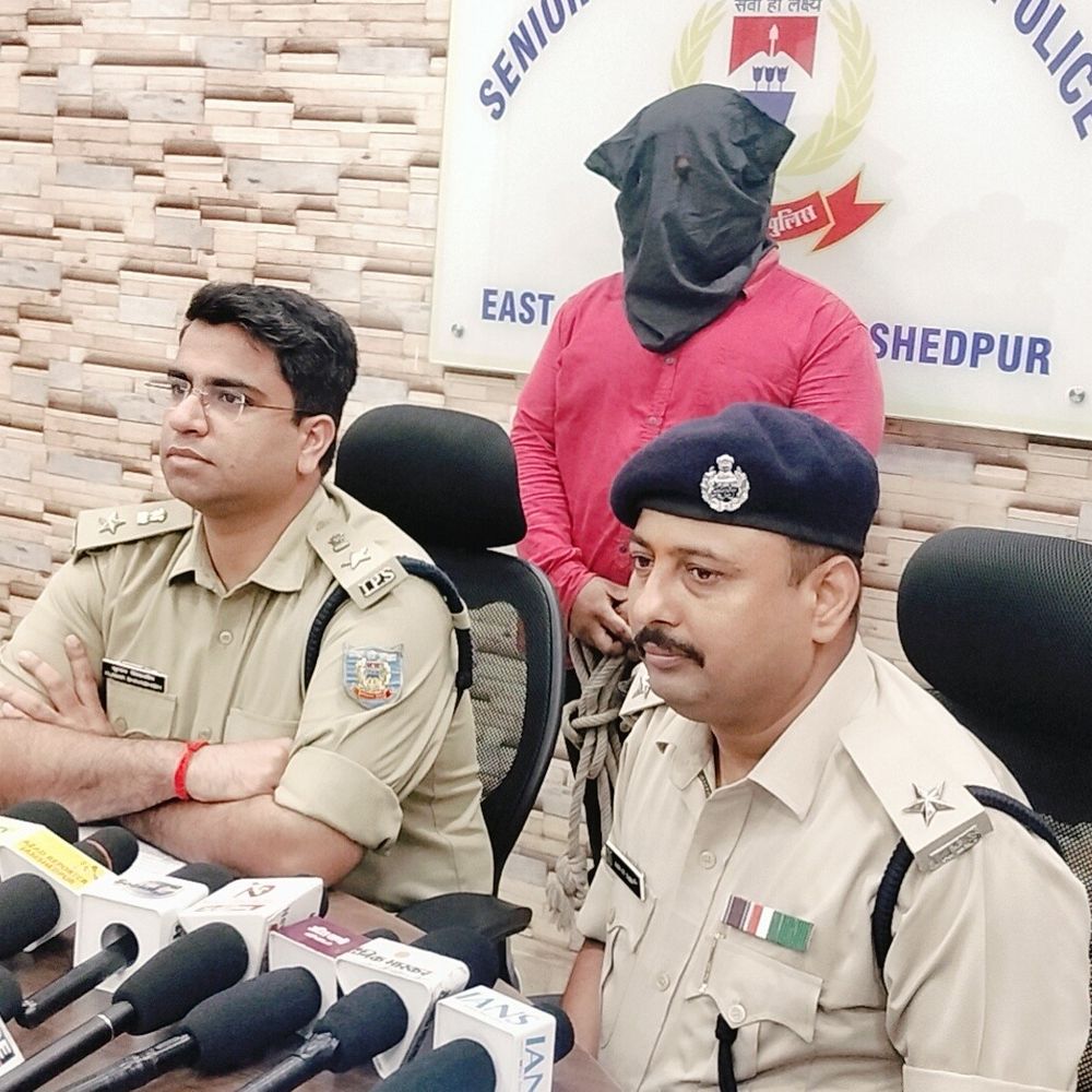 सरकारी नौकरी का झांसा देकर 9.50 लाख की ठगी:  जमशेदपुर में फर्जी नियुक्ति पत्र बनाने वाला आरोपी गिरफ्तार, कई विभागों की मुहरें जब्त – Jamshedpur (East Singhbhum) News