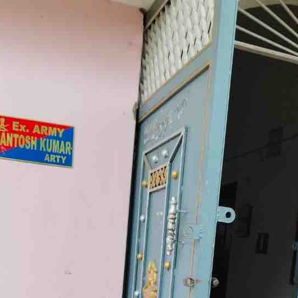 बंद घर से 8 लाख के ज्वेलरी, जमीन डाक्यूमेंट्स चुराए:मोतिहारी में रिटायर्ड सैनिक और डायल 112 ड्राइवर के घर को चोरों ने बनाया निशाना