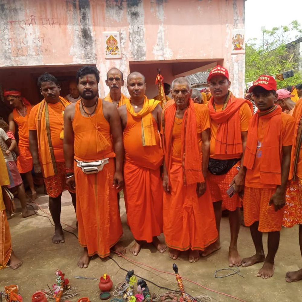 सावन-भादो में कांवड़ यात्रा का आगाज:डुमरी कटसरी से सोमेश्वर नाथ धाम के लिए श्रद्धालुओं का जत्था निकला, 2 सितंबर को जलाभिषेक