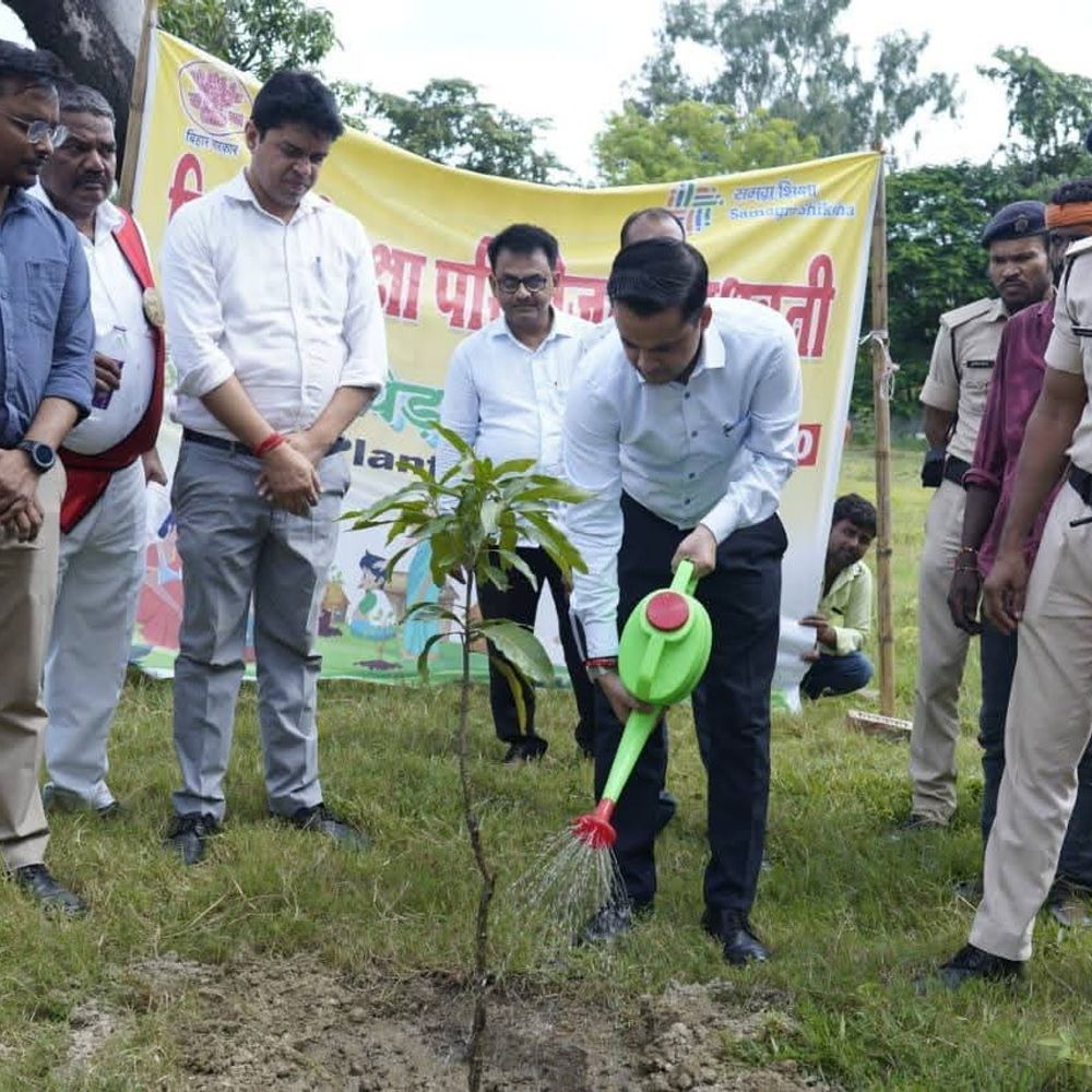 मधुबनी में ‘एक पेड़ माँ के नाम’ अभियान की शुरुआत:  डीएम ने पौधारोपण किया , छात्राओं को पर्यावरण संरक्षण की सीख दी – Madhubani News
