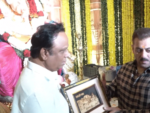 सलमान खान ने नंगे पांव किए बप्पा के दर्शन:टाइट सिक्योरिटी के साथ महाराष्ट्र के मिनिस्टर के घर पहुंचे, भीड़ के बीच भागते हुए कार तक पहुंचे