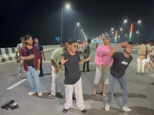 मरीन ड्राइव पर तेजस्वी का युवाओं के साथ डांस, VIDEO:मूव्स सीखते दिखे, ऋतिक स्टाइल में स्टेप किए, बोले- मैं तो मोदी को नचाता हूं