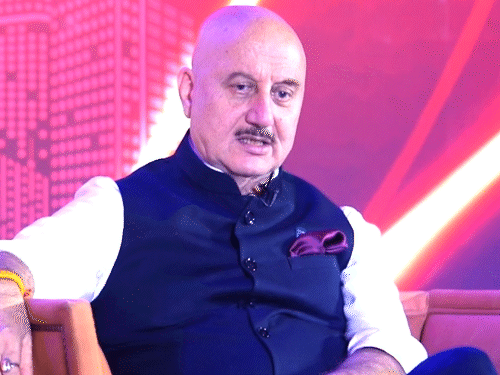 दैनिक भास्कर रियल्टी अवॉर्ड 2025 के दौरान अनुपम खेर बोले:सच से बड़ा कुछ नहीं होता है, मेहनत करने से सभी सपने पूरे होते हैं’