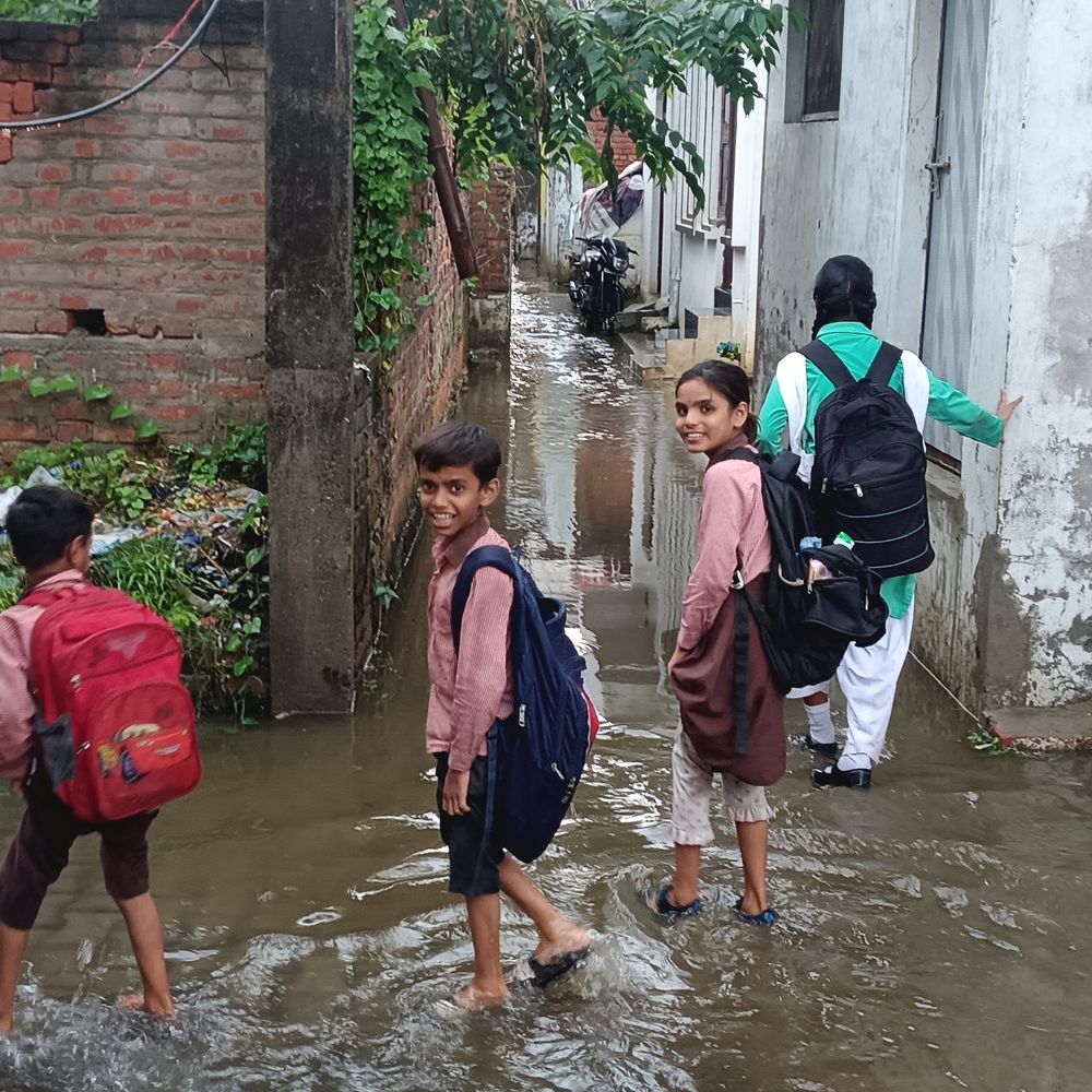 बस्ती में बारिश से जलभराव:कई वार्डों में सड़कें-गलियां डूबीं, पानी से होकर बच्चे स्कूल जा रहे