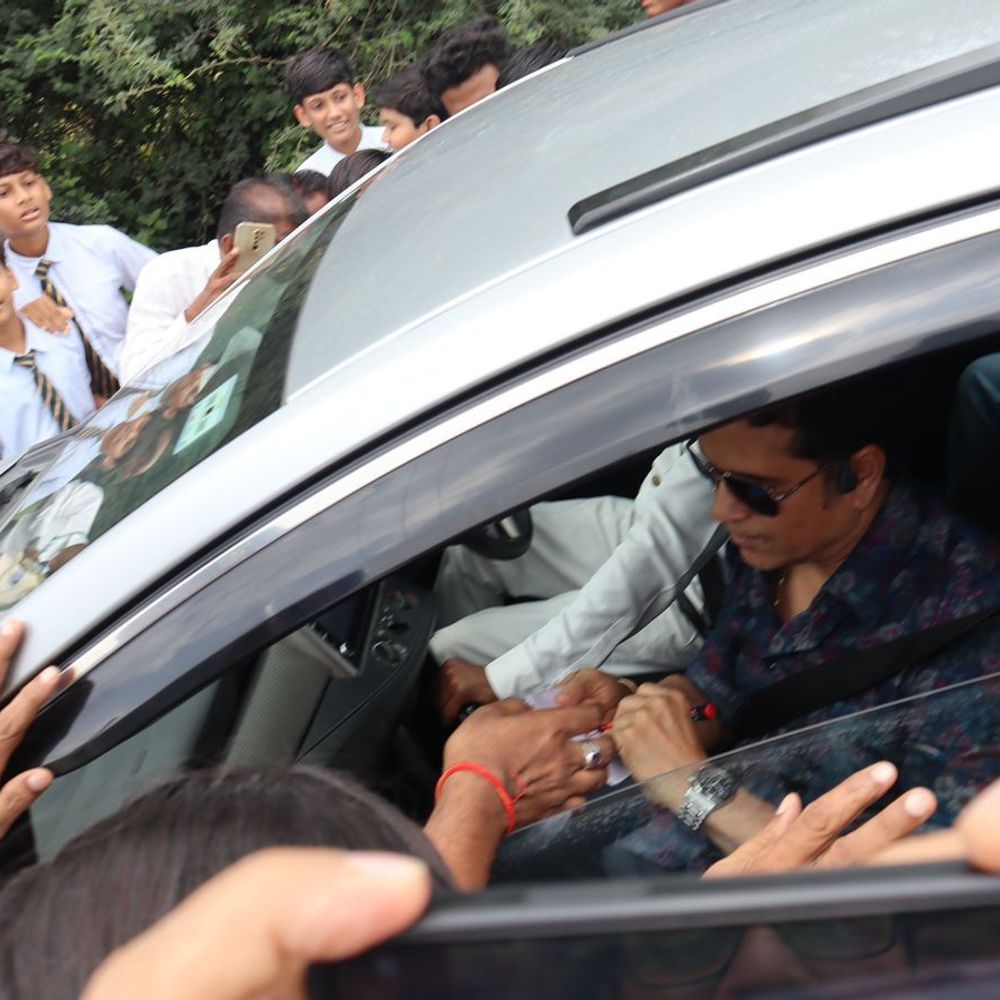 सचिन तेंदुलकर ने स्कूली बच्चों के लिए रोकी कार:धार के धामनोद से गुजर रहा था काफिला; हाथ मिलाकर दिए ऑटोग्राफ