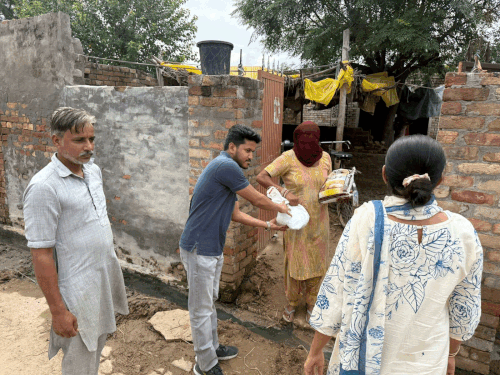 फाजिल्का में बारिश से प्रभावित परिवारों को बांटी राशन किट:  डीसी बोलीं-फसल और मकान नुकसान की होगी गिरदावरी, मुआवजा मिलेगा – Abohar News