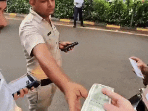 गुरुग्राम में जापानी टूरिस्ट से एक हजार की रिश्वत:इंस्टाग्राम पर पोस्ट डाली; DCP ने ZO समेत 3 ट्रैफिककर्मी सस्पेंड किए