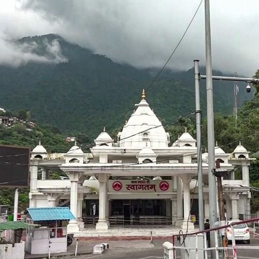 वैष्णो देवी मंदिर 7 दिन से बंद:700 श्रद्धालुओं का खर्च होटल वाले उठा रहे, 200 कमरे खोले; नाश्ता- डिनर सब फ्री दे रहे