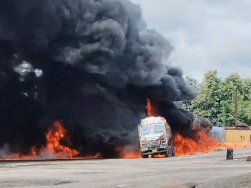 कोडरमा के हॉट मिक्स प्लांट में लगी भीषण आग:  ट्रक समेत लाखों का सामान जला, कड़ी मशक्कत के बाद आग पर पाया गया काबू – koderma News