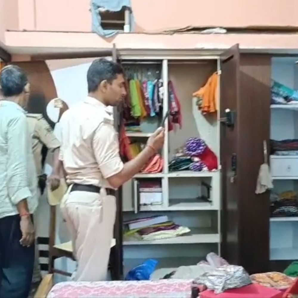 जहानाबाद में AC की खिड़की तोड़कर घर में घुसे चोर:घर का गेट बाहर से बांधा, 2.70 लाख के गहने-20 हजार कैश लेकर फरार