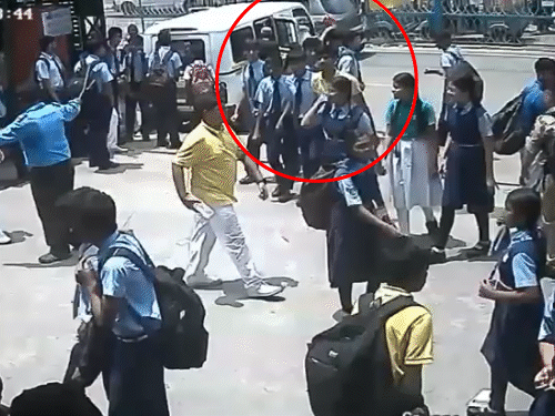 अहमदाबाद के स्कूल में स्टूडेंट के मर्डर का CCTV फुटेज:7 मिनट तक पेट पकड़े लड़खड़ाता रहा था नयन, 10वीं के क्लासमेट ने मारा था पेपर कटर