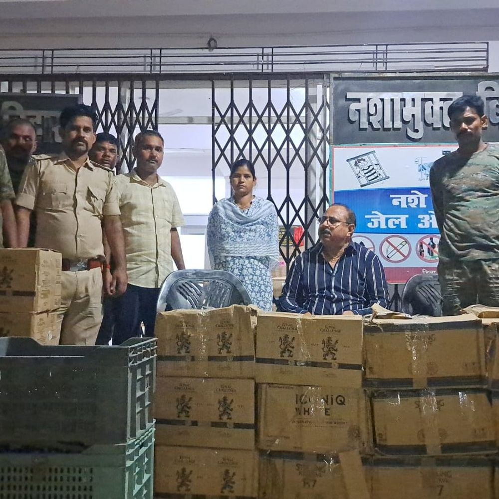 2 नंबर प्लेट वाली कार से 40 पेटी शराब मिली:जमुई में पुलिस को देख जंगल में गाड़ी ले गया तस्कर, अंधेरे का फायदा उठाकर फरार