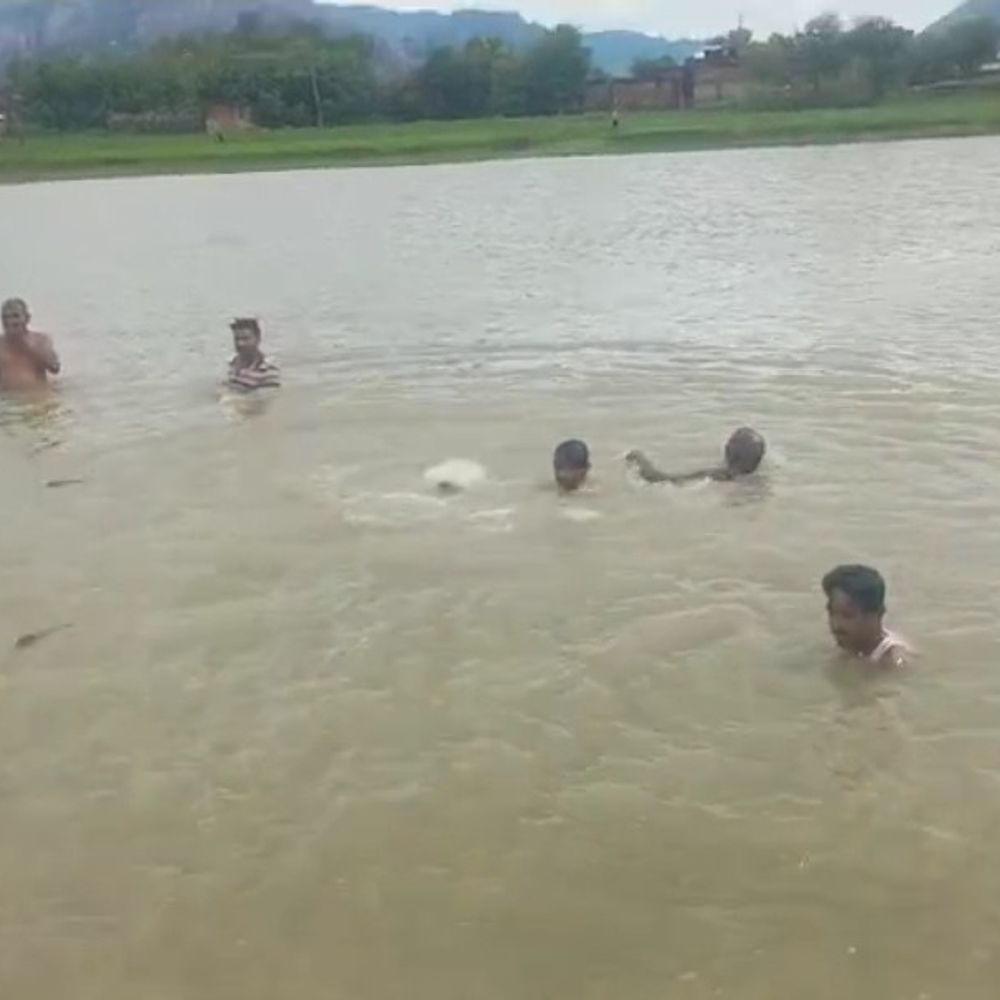 नीमडीह आहर में डूबने से 2 बच्चों की मौत:नवादा में स्कूल से लौटते समय नहाने गए थे दोनों, ग्रामीणों ने निकाला बाहर