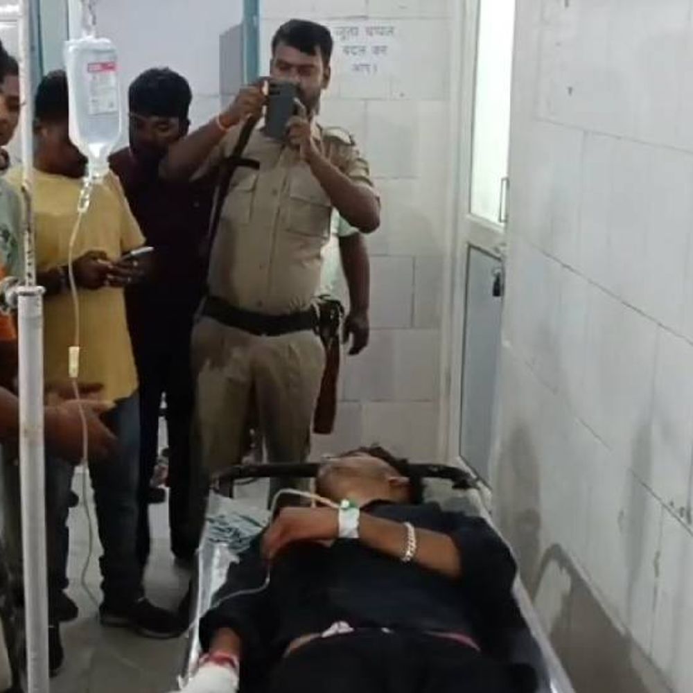 सीतामढ़ी में लूटपाट के दौरान स्वर्ण व्यवसायी को गोली:विरोध करने पर दागी बुलेट, मुजफ्फरपुर के SKMCH में घायल कारोबारी को कराया एडमिट