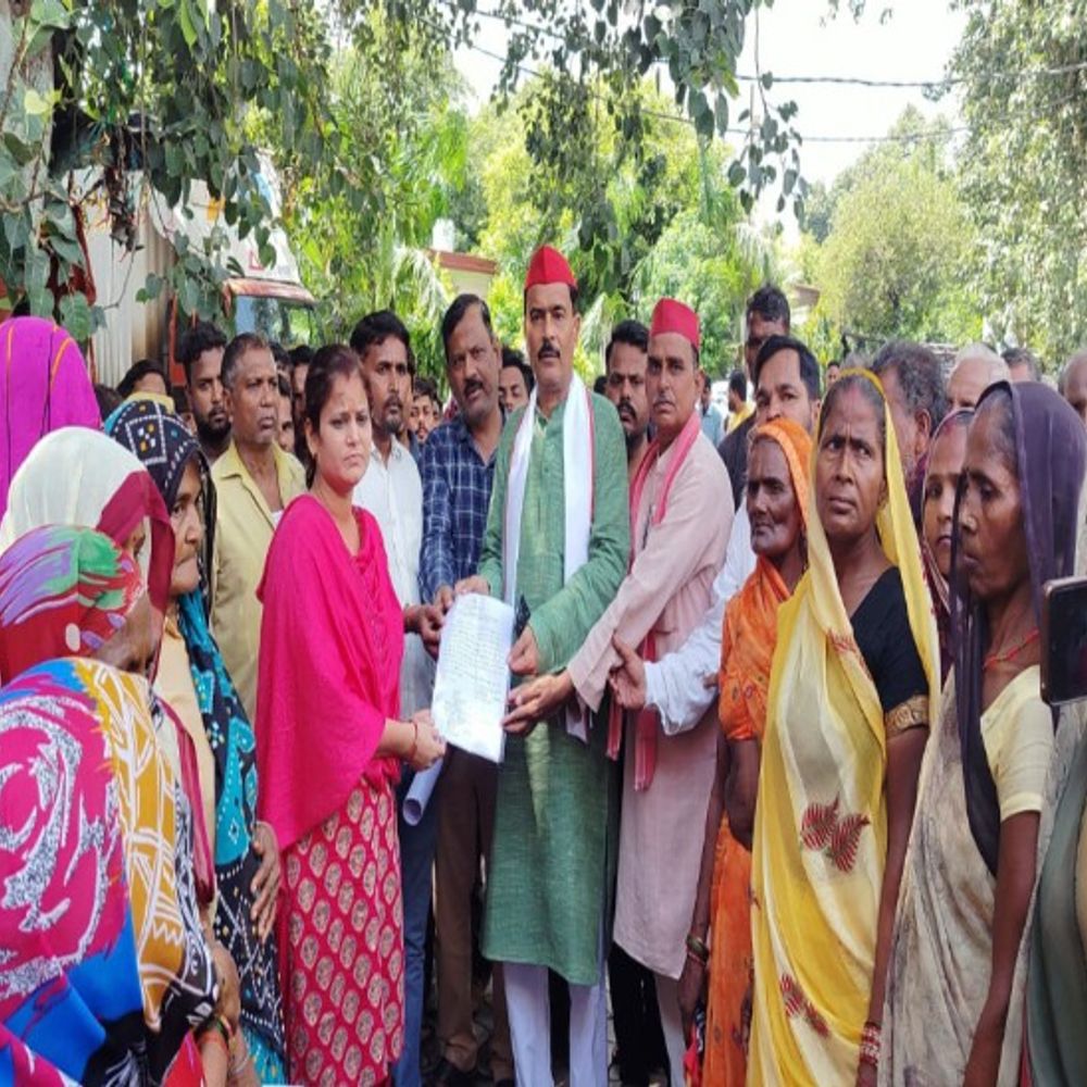 शाहजहांपुर में सपा का प्रदर्शन:वार्ड 19 में टूटी सड़कें और बंद स्ट्रीट लाइट्स, आन्दोलन की चेतावनी