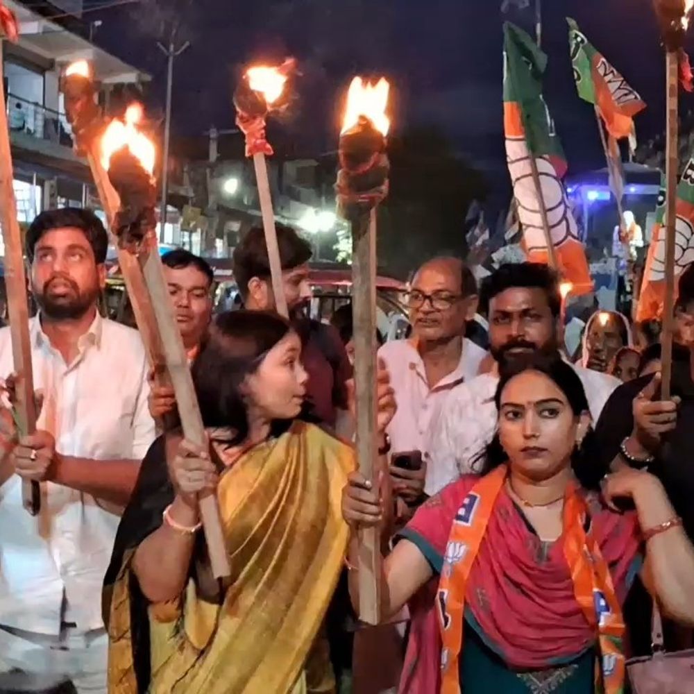 PM मोदी की मां के अपमान पर महिलाओं में आक्रोश:विधायक संगीता कुमारी के नेतृत्व में कैंडल मार्च, कल बिहार बंद का आह्वान
