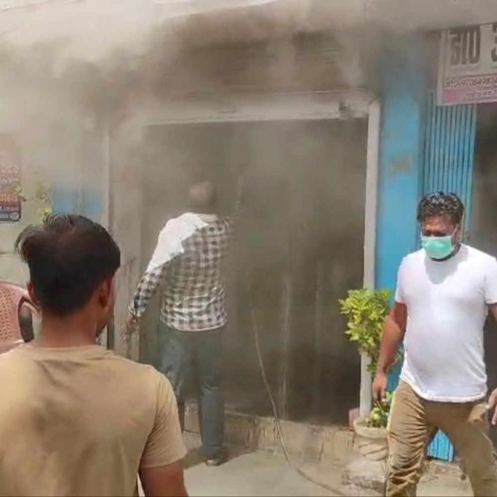 लखीसराय में शॉर्ट सर्किट से दुकानों में आग:कोचिंग सेंटर के छात्रों को सुरक्षित निकाला, किसी के हताहत होने की खबर नहीं