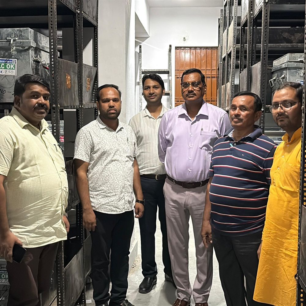 गोपालगंज में ईवीएम वेयरहाउस का निरीक्षण:DM ने स्ट्रॉन्ग रूम की सुरक्षा व्यवस्था परखी, राजनीतिक दलों के प्रतिनिधि भी रहे मौजूद