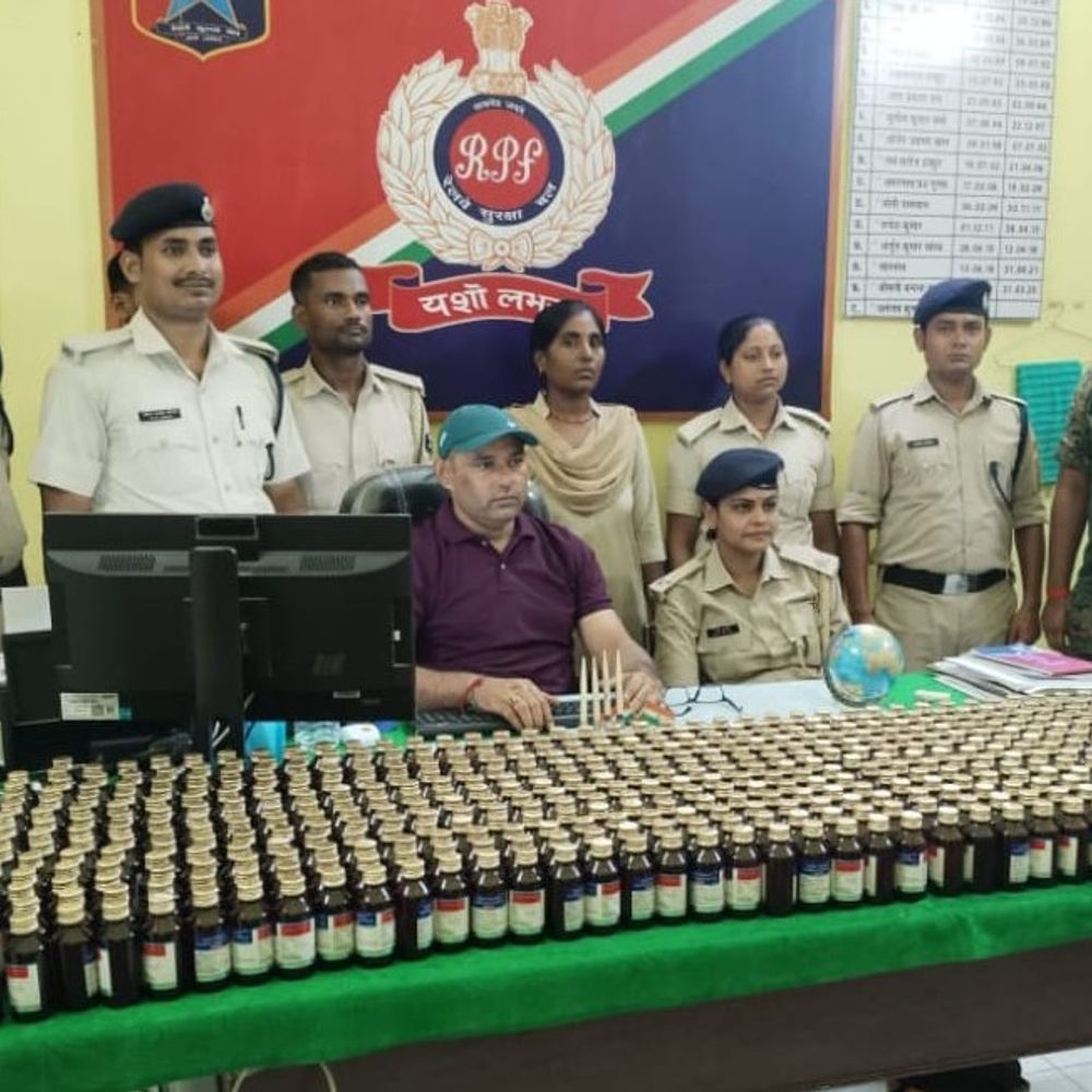 1.04 लाख के 595 बोतल कोरेक्स खांसी की दवा बरामद:सहरसा जंक्शन के प्लेटफॉर्म नंबर-2 पर RPF और उत्पाद विभाग की कार्रवाई