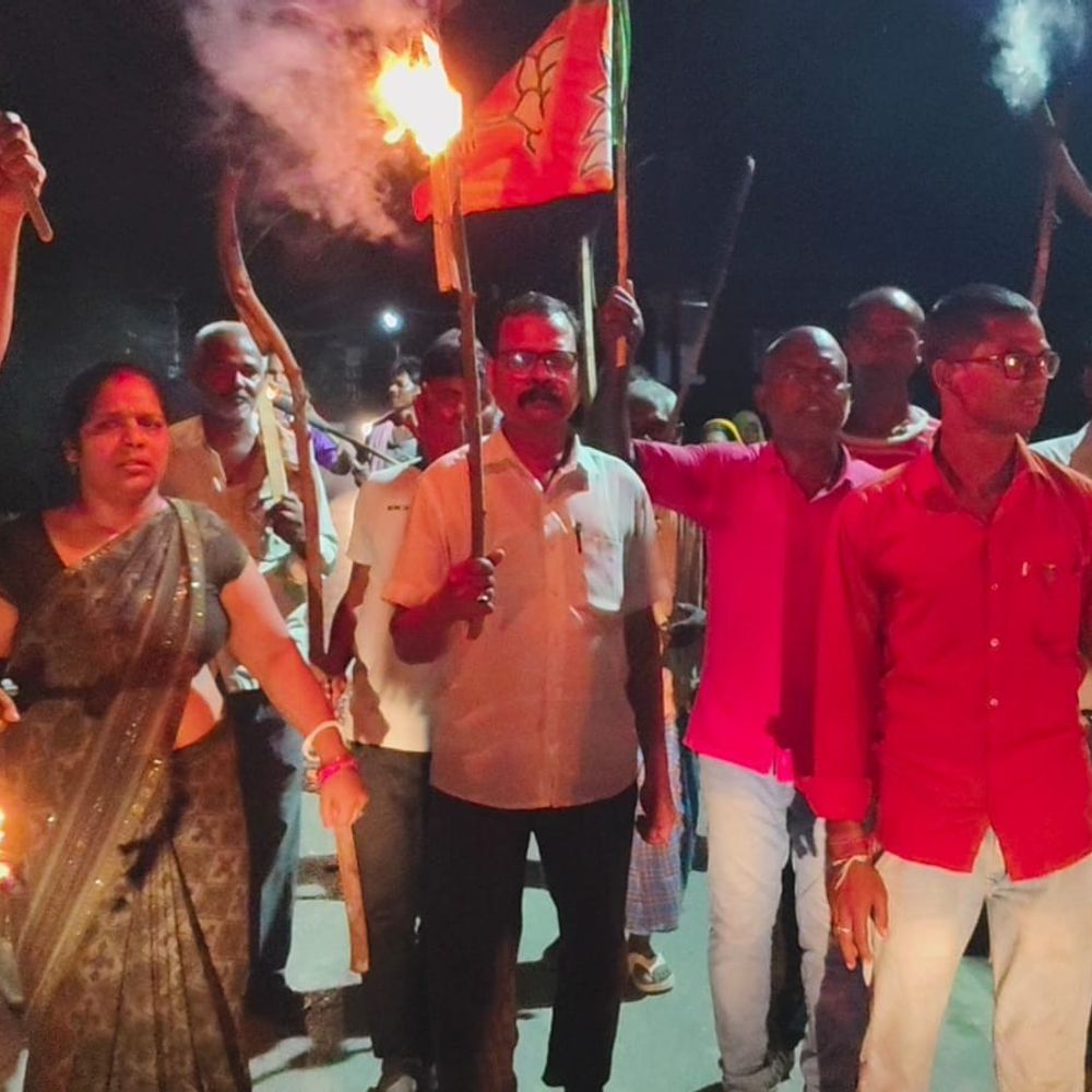 पीएम मोदी की मां के अपमान का विरोध:खगड़िया में एनडीए कार्यकर्ताओं ने निकाला मशाल जुलूस, माफी की मांग