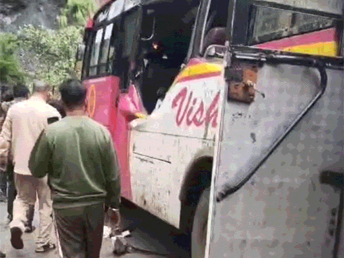 हिमाचल में बस पर चट्टानें गिरी, 2 महिलाओं की मौत:महाराष्ट्र-केरल और UP के टूरिस्ट घायल; रामपुर से शिमला आते वक्त हादसा