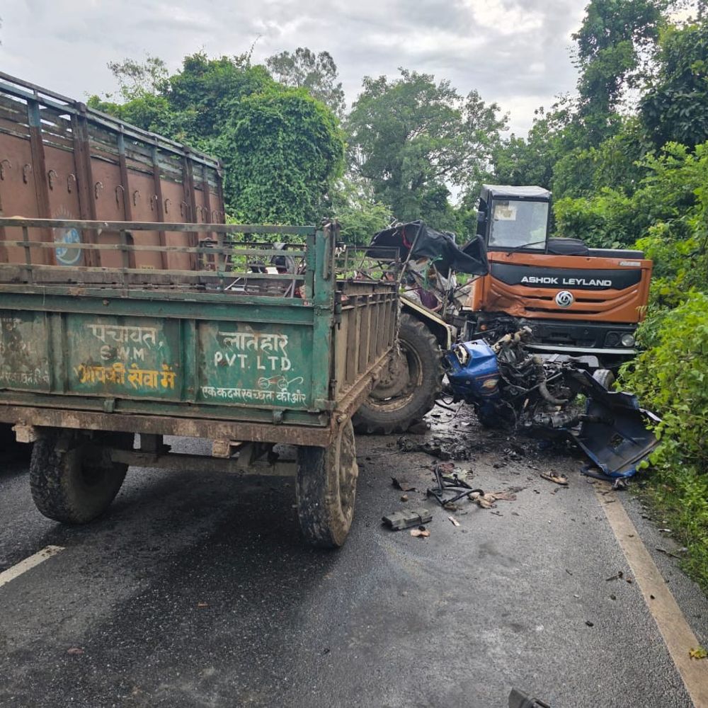 लातेहार में ट्रैक्टर और चेचिस की आमने-सामने टक्कर:  एक मजदूर की मौत, महिला गंभीर रूप से घायल; चेचिस चालक हुआ फरार – latehar News