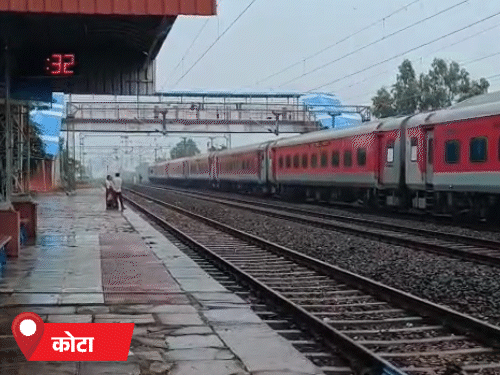 राजस्थान में कोटा-मुंबई रेलवे ट्रैक पर लैंडस्लाइड, 9 ट्रेनें रोकीं:झालावाड़ जाने वाला नेशनल हाईवे भी बंद, आज 13 जिलों में तेज बरसात का अलर्ट