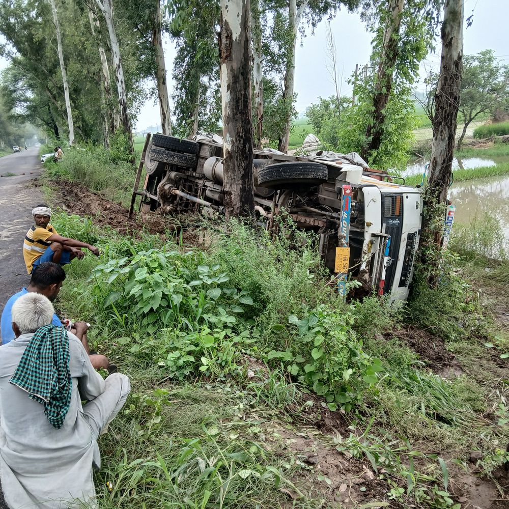 कैथल में नीलगाय से बचाने में कैंटर पलटा:  चंडीगढ़ से लोहे के पाइप लेकर गुजरात जा रहा था; चालक की जान बची – rajaund News