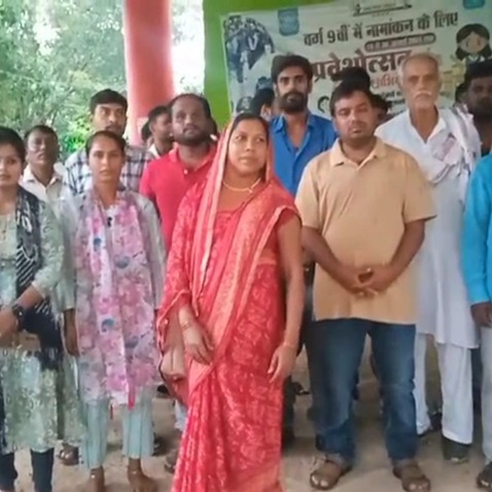 कैमूर में अनुकंपा नियुक्ति के लिए अभ्यर्थियों का विरोध:काउंसलिंग के बाद भी अपॉइंटमेंट लेटर नहीं मिलने से नाराज अभ्यर्थियों ने DM को सौंपा ज्ञापन