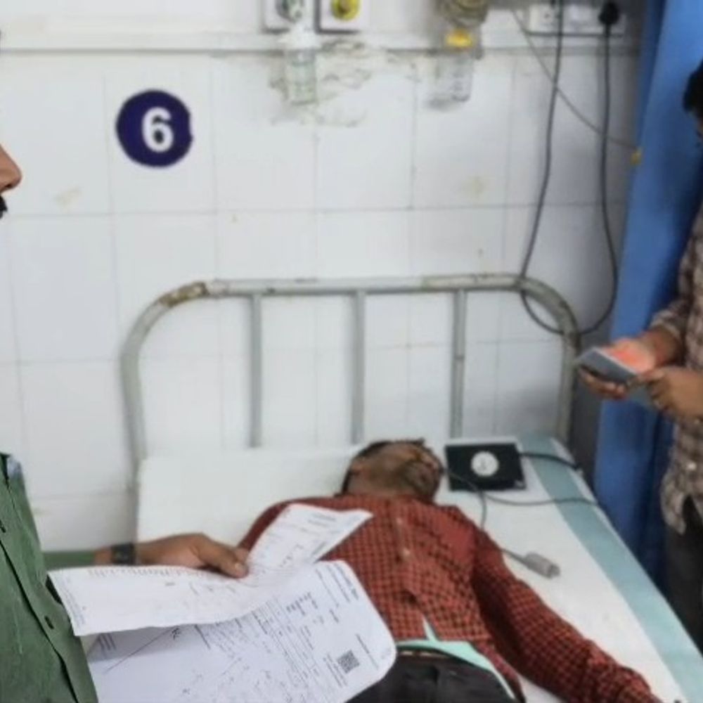 भभुआ में फूड प्वाइजनिंग का मामला:एक ही परिवार के 5 लोग अस्पताल में भर्ती, दाल-भात खाने के बाद बिगड़ी तबीयत