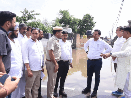 रोहतक डीसी का 6 से ज्यादा गांव में दौरा:खेतों में भरे पानी का लिया जायजा, बोले-300 पंप से हो रही निकासी