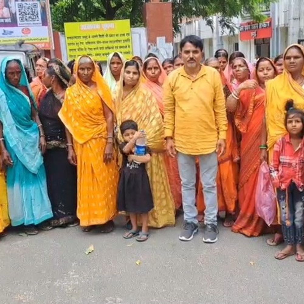 जमुई में उपमुखिया पति पर शराब रखने का आरोप:घर से 200 मीटर दूर बगीचे में रखी शराब, CCTV फुटेज की जांच की मांग