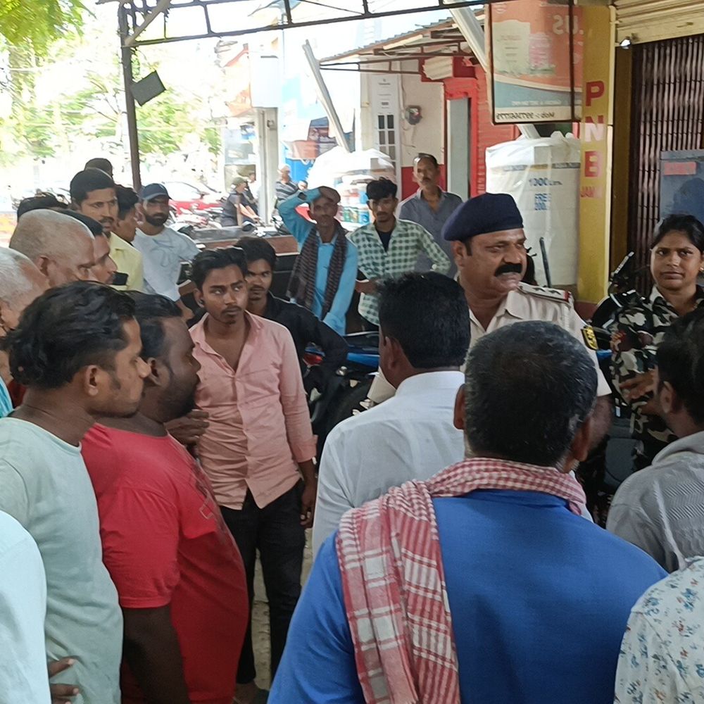 जमुई के PNB बिल्डिंग का सील तोड़ने पर विवाद:मकान मालिक ने लगाया दबंगई का आरोप, बैंक मैनेजर बोले-DM के आदेश पर कार्रवाई