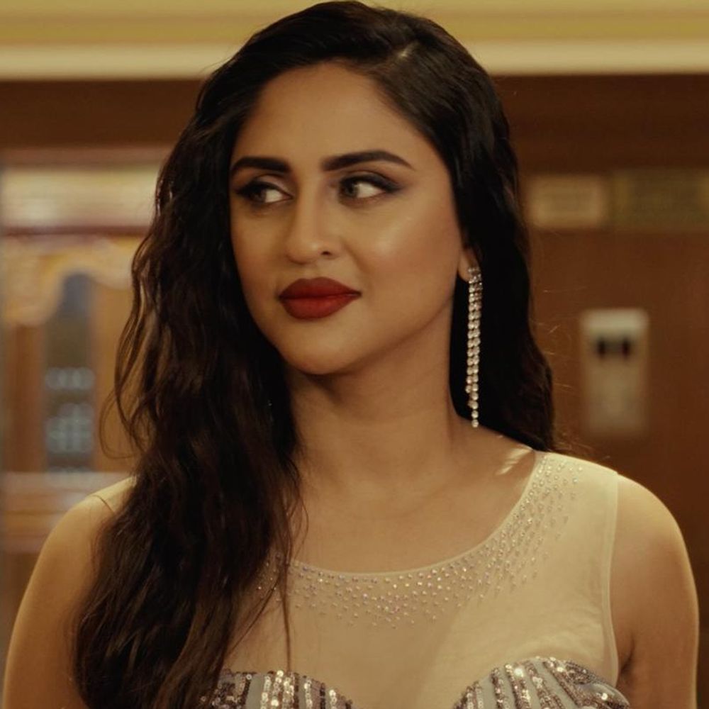 क्रिस्टल डिसूजा के पेरेंट्स को भेजे गए उनके बोल्ड सीन:भड़ककर कहा- मैं आपका परिवार बर्बाद कर सकती हूं; ट्रेन में हुआ डरावना वाक्या भी शेयर किया