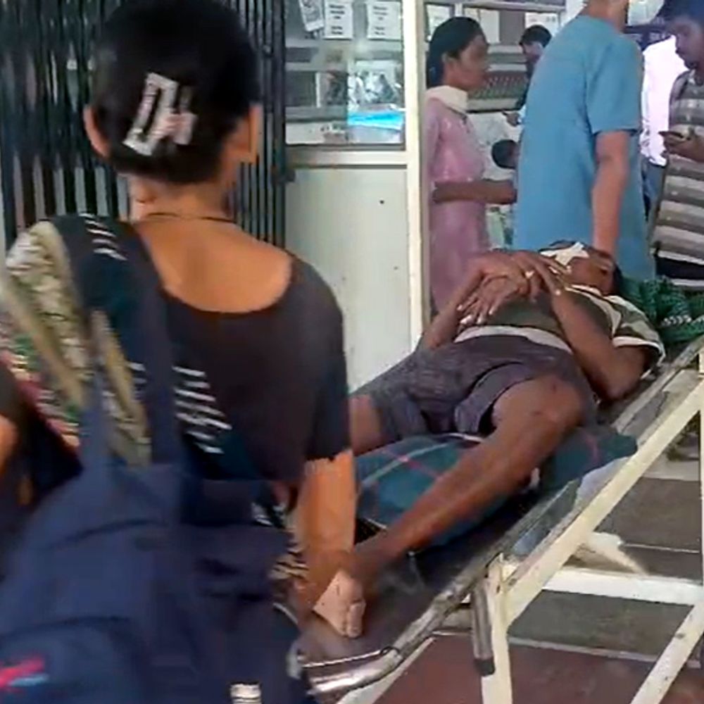 गुमला के बिशुनपुर में कार पेड़ से टकराई:  आधा दर्जन यात्रियों में से तीन को गंभीर चोट, सदर अस्पताल में भर्ती – Gumla News