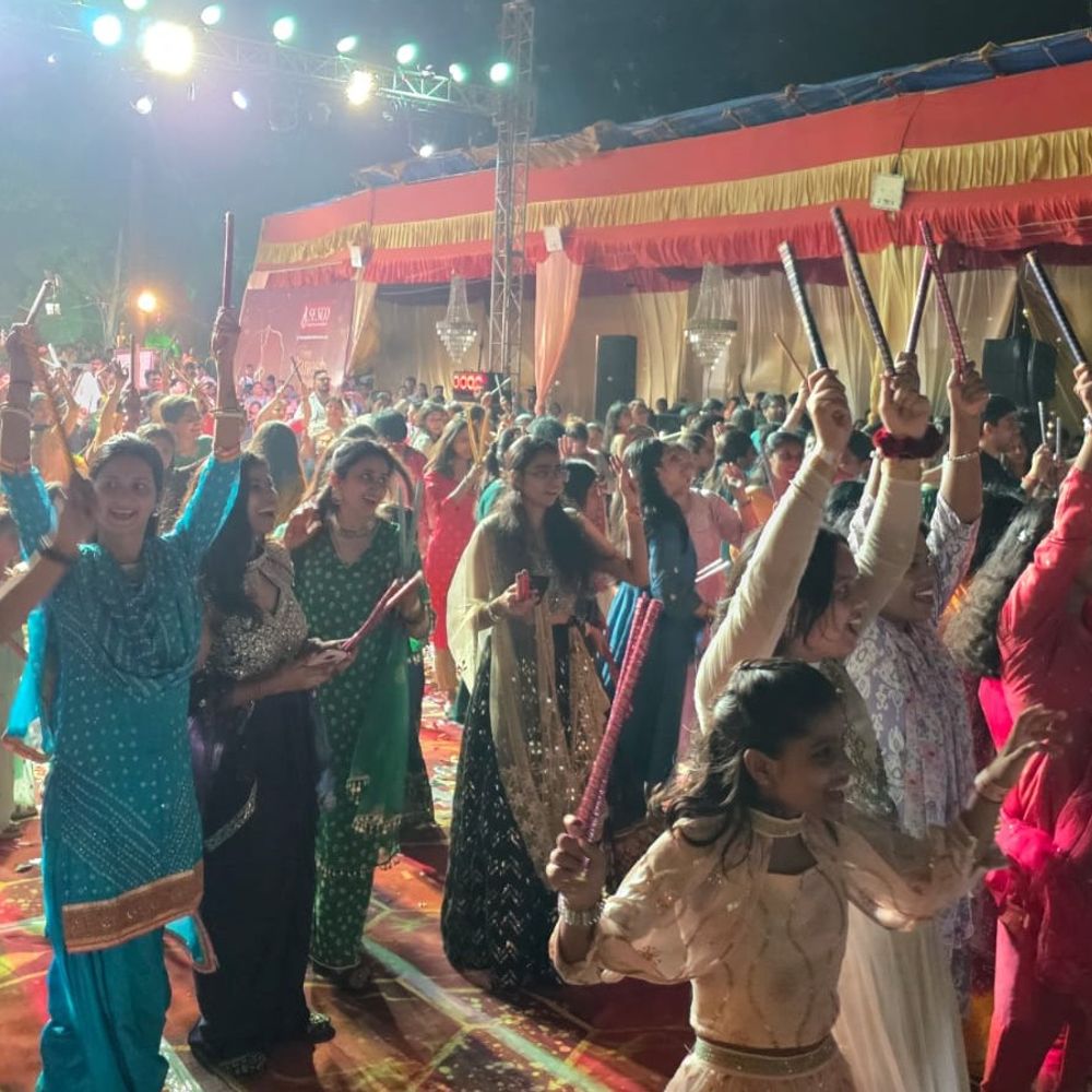 गणेश उत्सव के नवें दिन डांडिया नाइट:लखनऊ में हजारों श्रद्धालुओं ने पारंपरिक संगीत पर किया नृत्य