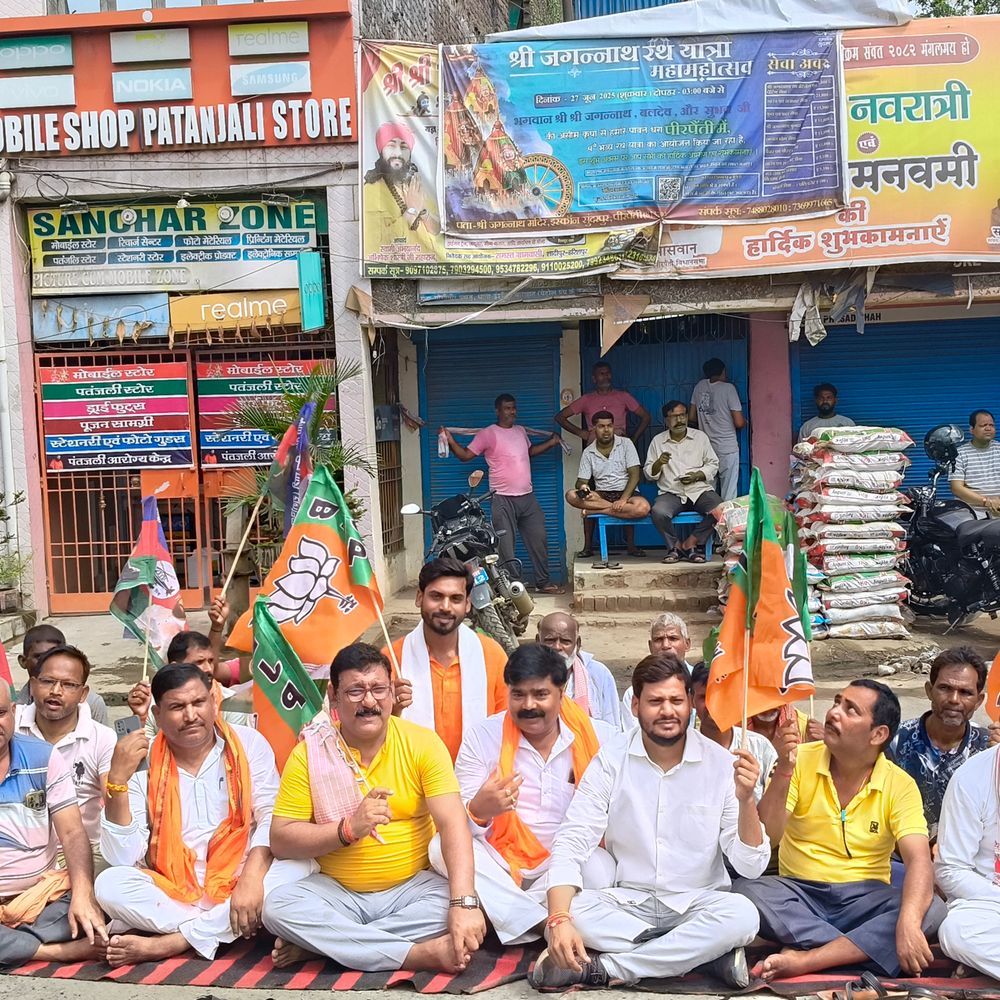 पीएम मोदी की मां पर अभद्र टिप्पणी का विरोध:शेरमारी में सभी दुकानें बंद, भाजपा कार्यकर्त्ताओं ने किया जोरदार विरोध प्रदर्शन