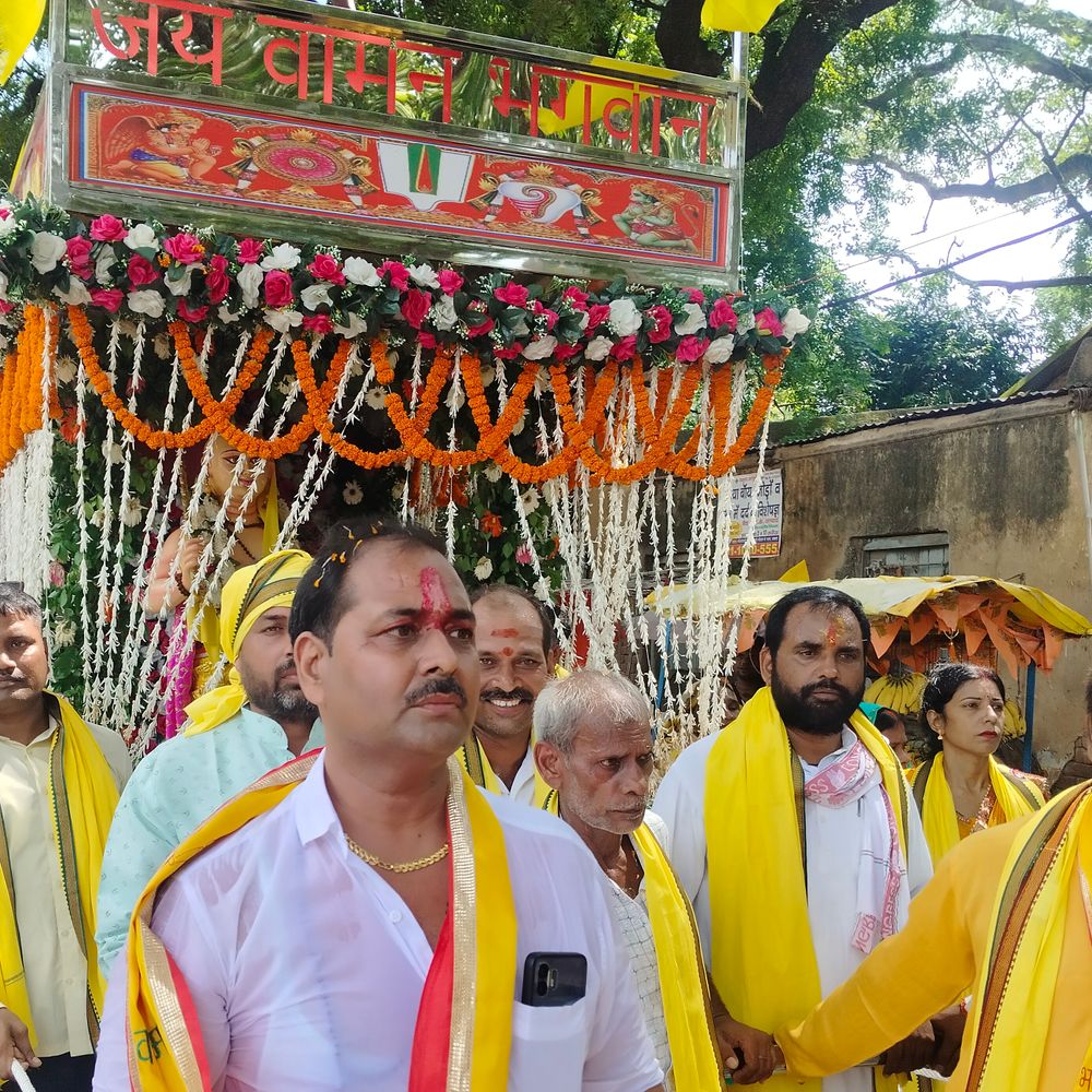 बक्सर में वामन अवतरण दिवस पर 5KM निकली यात्रा:हजारों श्रद्धालुओं ने खींचा रथ, जगह-जगह की पुष्पवर्षा
