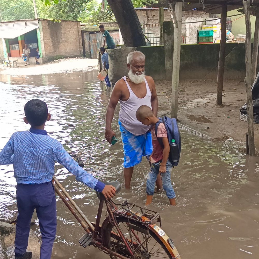 किशनगंज के कादोगांव बाजार में जलजमाव:  नेपाल से आने वाले ग्राहकों की संख्या घटी, व्यापारियों की कमाई हो रही है प्रभावित – Kishanganj (Bihar) News