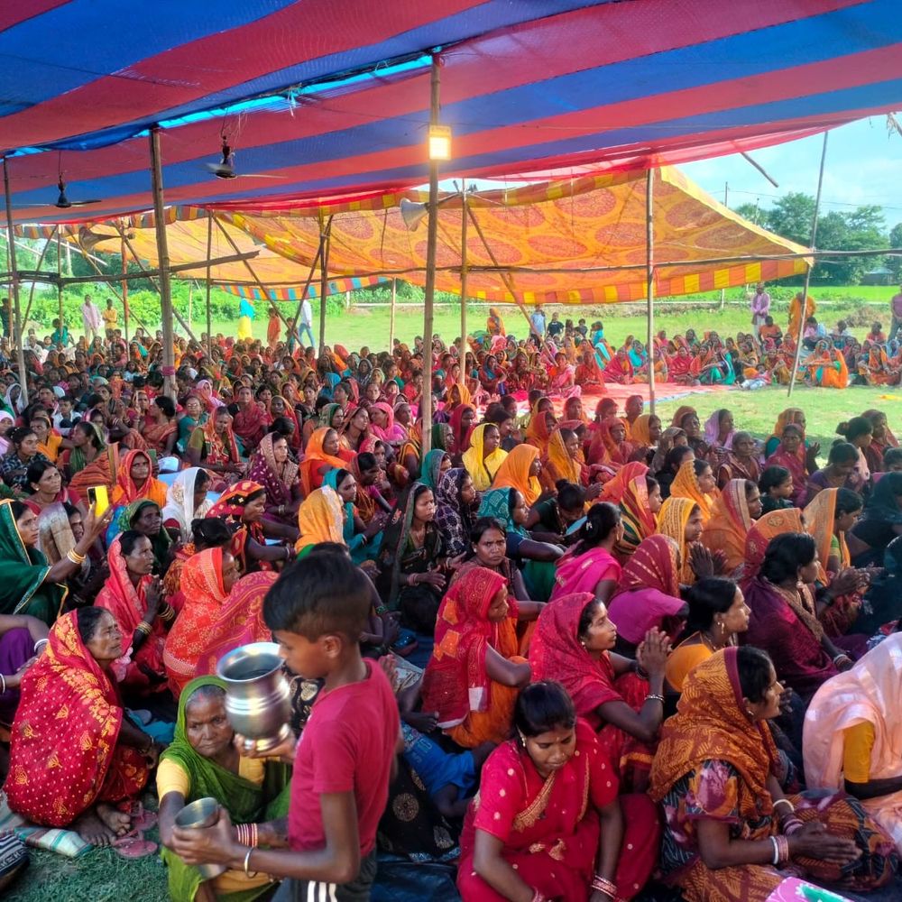 शिव गुरु परिचर्चा में उमड़े श्रद्धालु:रानीगंज में स्व. हरिंद्रानंद की पुण्यतिथि पर कार्यक्रम, पांच जिलों से पहुंचे भक्त