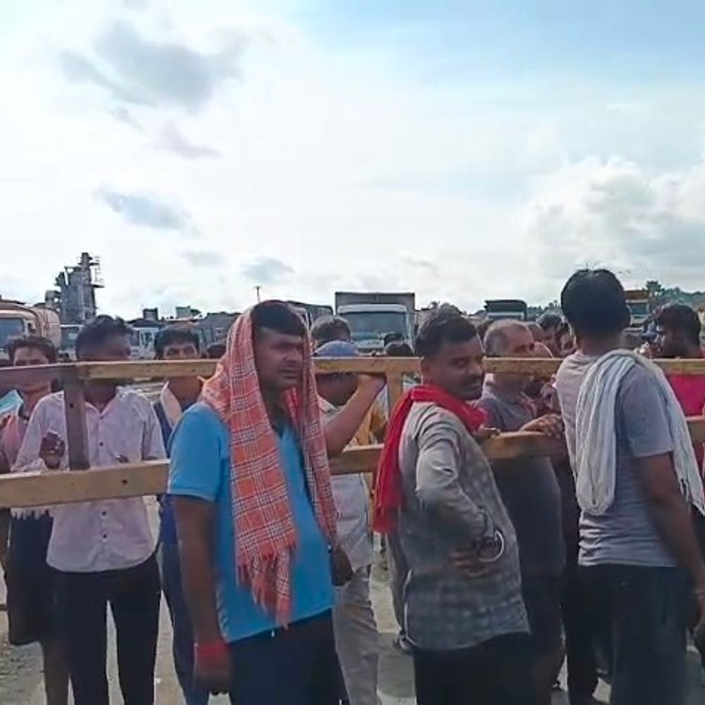 गोड्डा में पत्थर खदान हादसा:  हाइवा चालक की मौत, सुरक्षा मानकों की अनदेखी को लेकर मजदूरों ने रोका काम – Godda News