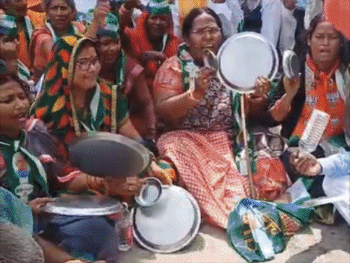 NDA का बिहार बंद 15 तस्वीरों में देखिए:जज-IAS की गाड़ी रोकी, गोद में पेशेंट को ले जाना पड़ा; महिला शिक्षक से बदतमीजी