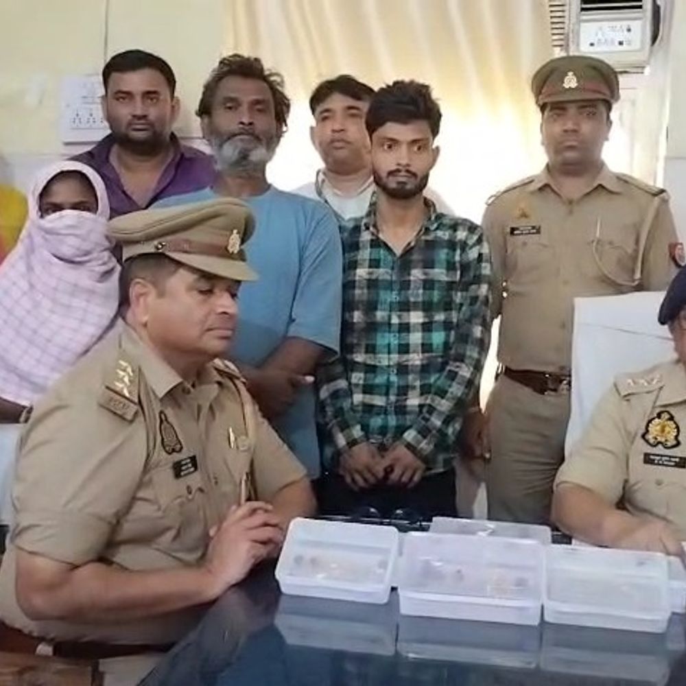 मथुरा जंक्शन से 4 बदमाश गिरफ्तार:ट्रेनों में चोरी करते थे, 8 लाख का माल बरामद